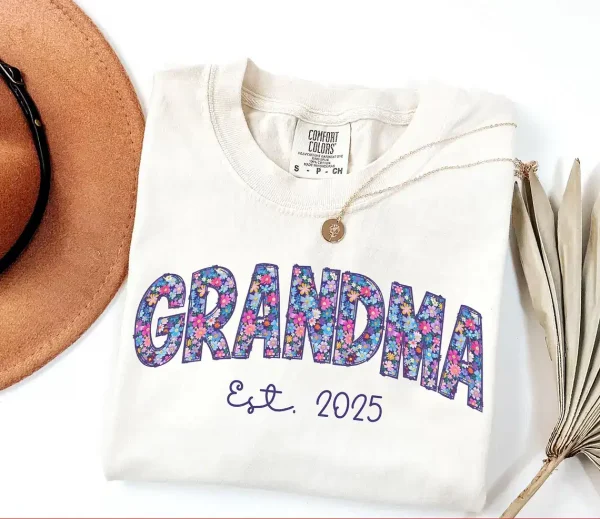 Floral-Grandma-Shirt-Grandma-Est-2025-Shirt-2.webp Floral Grandma T-Shirt, Grandma Est 2025 Shirt, Comfort Colors Grandma Shirt, Gift for Grandma, Pregnancy Announcement, Mother's Day, Grandma
